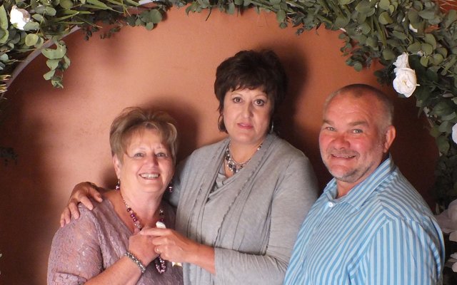 Vlnr is past Beryll Coetzer (organiseerder), saam met past Frikkie en Mariëtte Zeelie van die Gansbaai AGS-gemeente